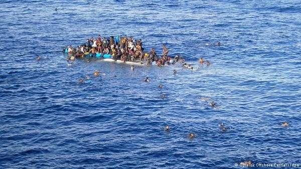 نداءات استغاثة من لاجئين عقب غرق المئات في البحر المتوسط